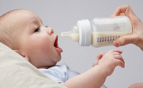 Có nên cho trẻ uống sữa bột nguyên kem