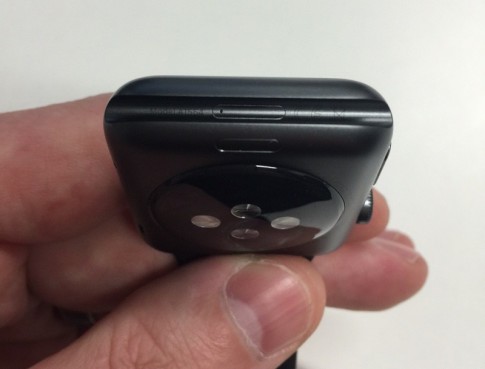 Cổng “lạ” trên Apple Watch đã bị che lại khi giao đến tay người dùng