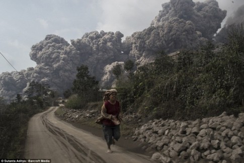Cuộc sống đau thương dưới chân núi lửa phun trào ở Indonesia