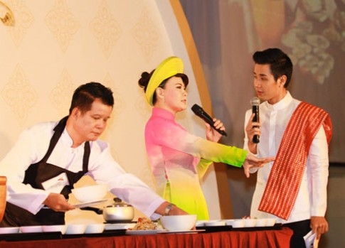 Đầu bếp Thái Lan mặc áo dài Việt Nam