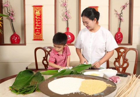 Đầu bếp Thu Thủy dạy con trai làm bánh chưng