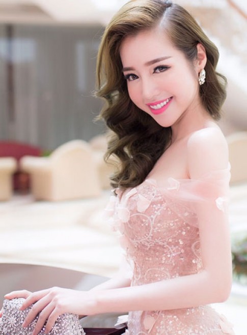 Elly Trần, Nguyễn Thị Loan trang điểm đẹp với tông hồng