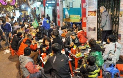 Hà Nội: Hàng quán vỉa hè đông nghẹt khách những ngày rét buốt