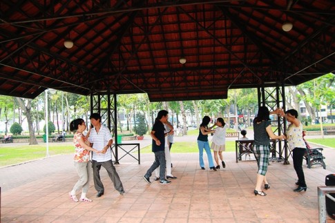 Khiêu vũ buổi sáng giữa công viên ở Sài Gòn
