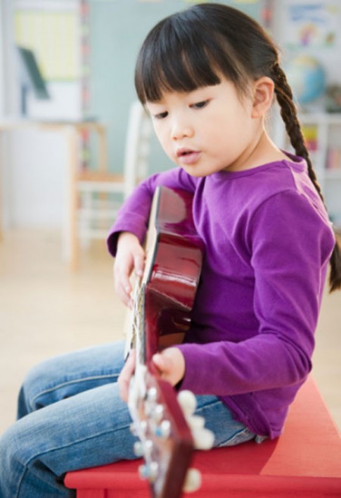 Nghe nhạc, cách đơn giản để phát triển tư duy của trẻ