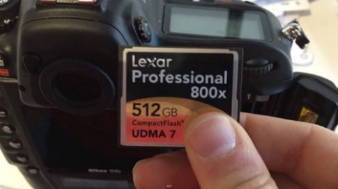 Nikon D4s vất vả nhận thẻ CF dung lượng 512 GB
