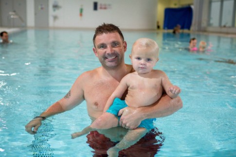 Ông bố dạy con bơi từ 2 tháng tuổi