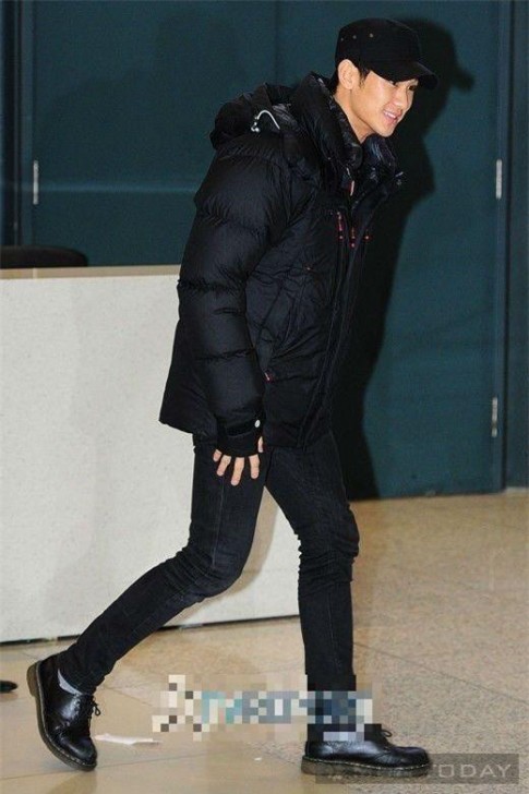 Phong cách thời trang sân bay trẻ trung và ấn tượng của Kim Soo Hyun