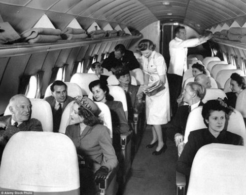 Trang phục của nữ tiếp viên hàng không thay đổi như thế nào?