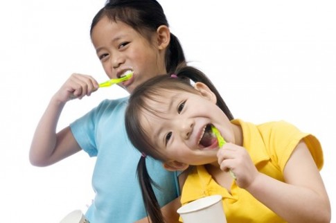 Vì sao không nên để trẻ dưới 8 tuổi tự đánh răng?