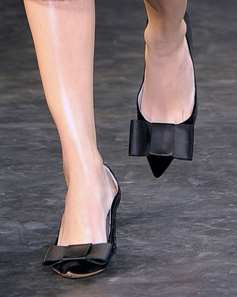 Alexa Chung ‘bồ kết’ giày nơ Louis Vuitton