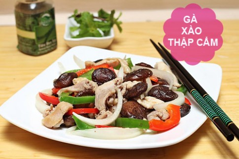 Bữa ăn hấp dẫn với gà xào, canh thịt bò viên