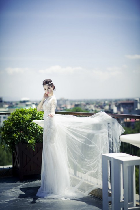 Cô dâu Trương Tùng Lan vai trần nõn nà