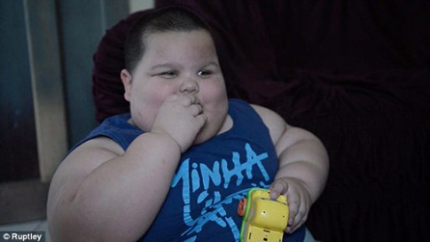Em bé 3 tuổi nặng gần 70kg vì không thể ngừng ăn