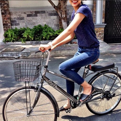 Hà Tăng ngồi xe đạp, mặc đẹp như Aundrey Hepburn