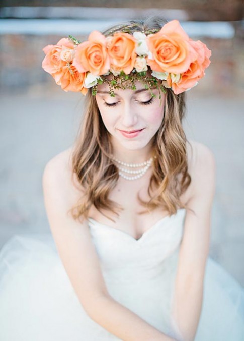 Hoa tươi: Phụ kiện tóc cho cô dâu đơn giản mà đẹp