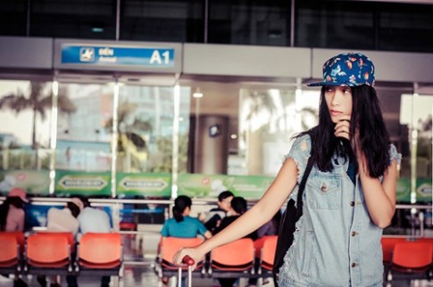 Huyền Trang khoe style năng động tại sân bay