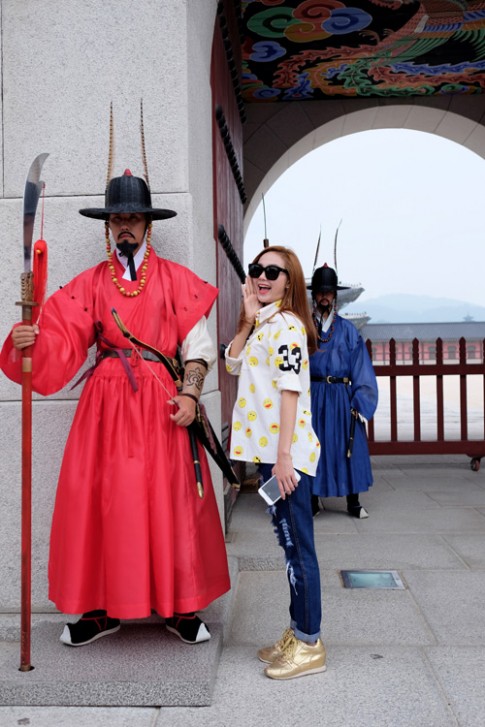 Minh Hằng mặc ‘xì tin’ vui chơi ở Hàn Quốc