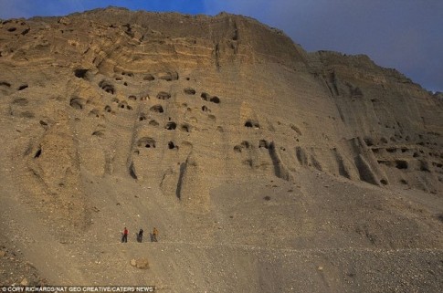 Những hang động bí ẩn của người Mustang ở Nepal