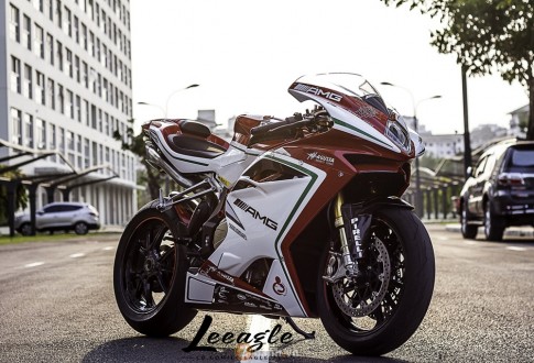 Siêu motor MV Agusta F4 RC khoe dáng dưới ánh nắng Sài Gòn.