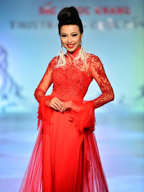 Thời trang phóng khoáng của “hoa hậu giàu nhất Việt Nam”