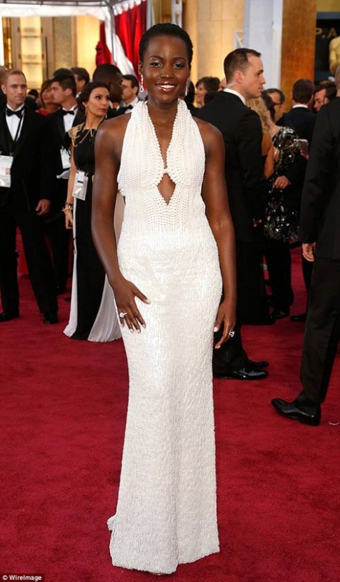 Váy mất cắp của Lupita Nyong‘o được trả lại vì ngọc trai giả