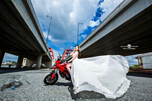 Vua đường phố Ducati Hypermotard so dáng cùng người mẫu xinh đẹp