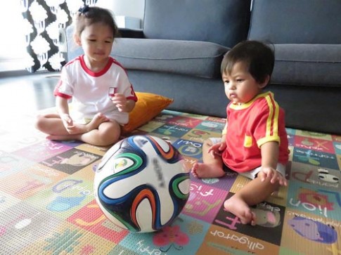 World cup, bố mẹ “méo mặt” chăm con