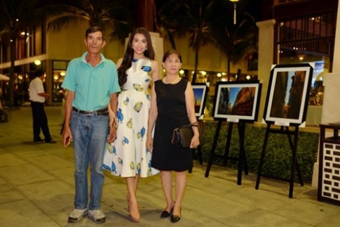 Á hậu Lệ Hằng đưa bố mẹ đi dự event tại quê nhà Đà Nẵng