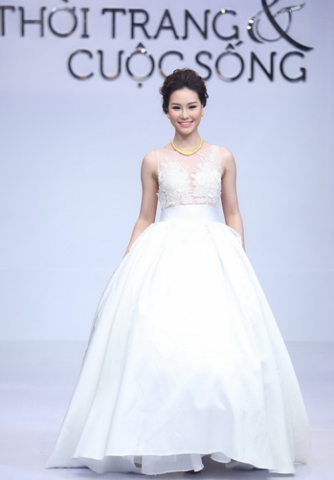 Bạn gái Trương Nam Thành “lẻ bóng” mặc váy cưới