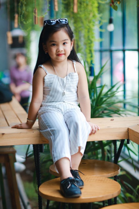 Bé gái Hà Nội 5 tuổi có biệt tài tự chọn đồ cực đẹp