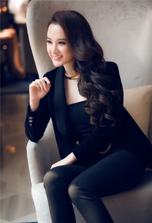 “Cạn lời” trước những bộ cánh “mặc như không” của Angela Phương Trinh