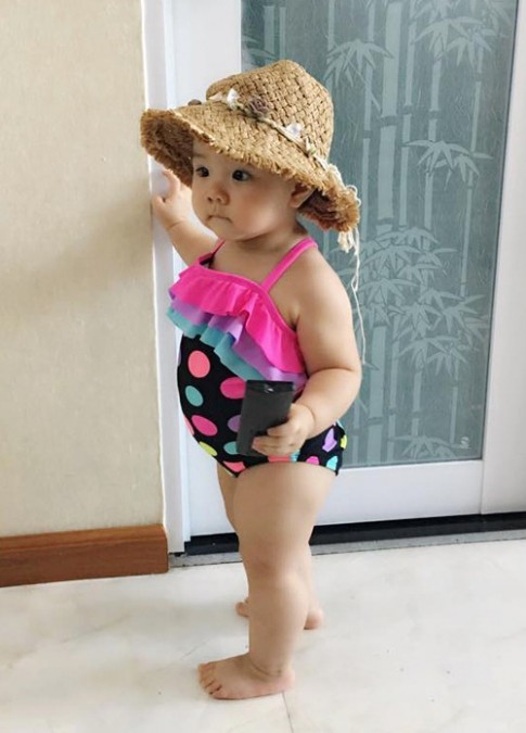 Con gái Trang Nhung hào hứng khi tắm biển cùng bà nội