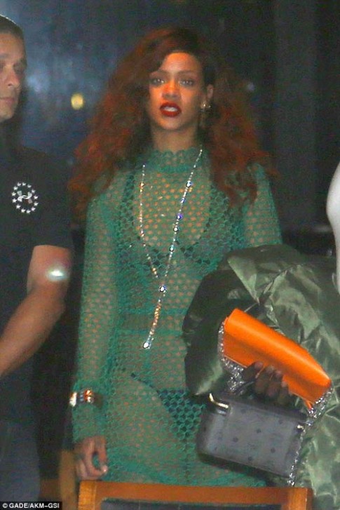 Đỏ mặt ngắm váy lưới khoe nội y của Rihanna