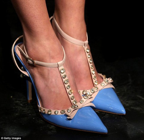 Đôi giày “nhái” Valentino gây xôn xao New York FW