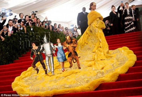 Gặp NTK của chiếc váy khiến Rihanna bị chế giễu