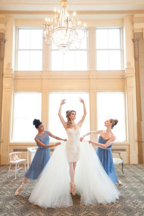 Giúp cô dâu tiết kiệm chi phí với mốt váy cưới “2 trong 1”