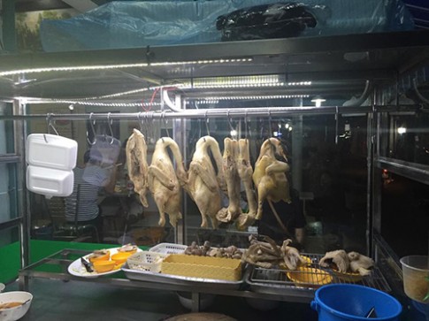 Hàng bún gỏi vịt có tuổi đời hơn 20 năm ở Sài Gòn