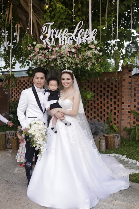 HH Diễm Hương thay 3 bộ váy sexy trong đám cưới dưới mưa