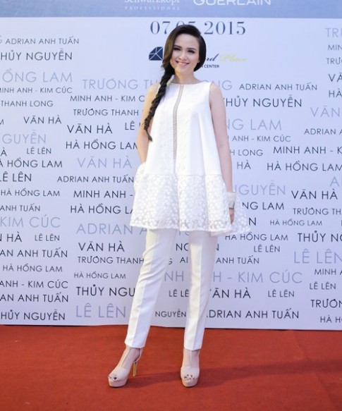 Hoa hậu Diễm Hương sải bước tự tin trên sàn catwalk