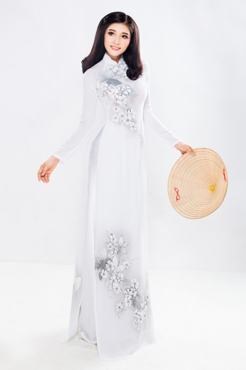 Hoa hậu Triệu Thị Hà nền nã với áo dài truyền thống