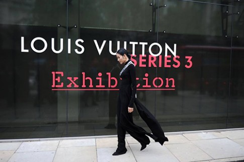 Hoàng Thùy “ghi điểm” với áo dài tại triển lãm Louis Vuitton