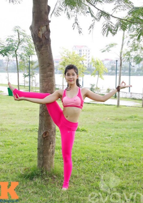 Hot girl xinh đẹp khỏi hẳn bệnh sỏi thận nhờ yoga