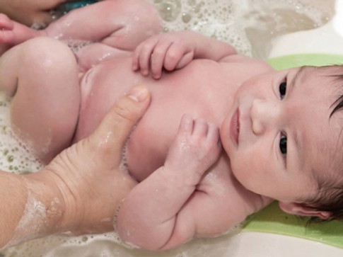 Hướng dẫn tắm trẻ sơ sinh an toàn tại nhà ngày hè