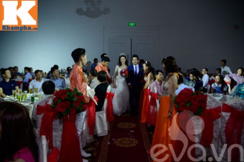 Lê Thị Phương hạnh phúc ngọt ngào bên chồng trong tiệc cưới