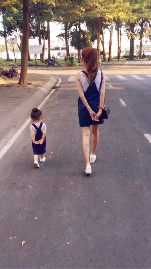Mẹ con Elly Trần - Cadie tung tăng ‘hẹn hò đầu năm’