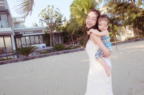 Mẹ con Elly Trần đốn tim fan khi diện váy maxi điệu đà