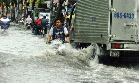 Mưa một giờ, đường phố Sài Gòn ngập khủng khiếp