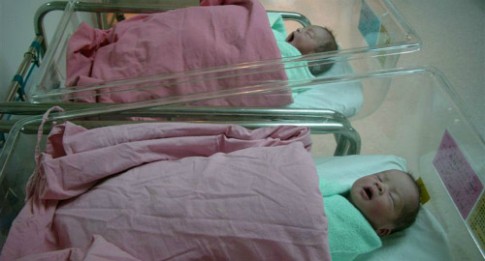 “Ngã ngửa” ADN phát hiện hai bé gái song sinh khác bố
