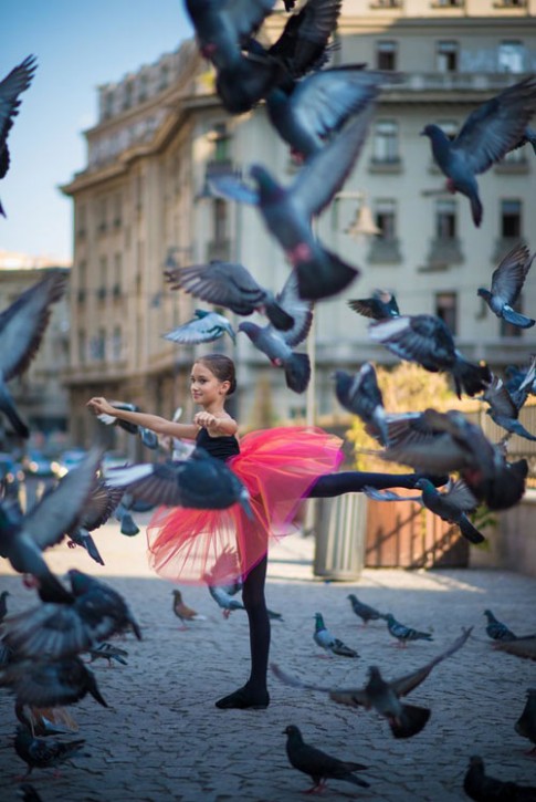 Ngắm vũ công xinh đẹp 12 tuổi hóa “thiên nga đường phố”